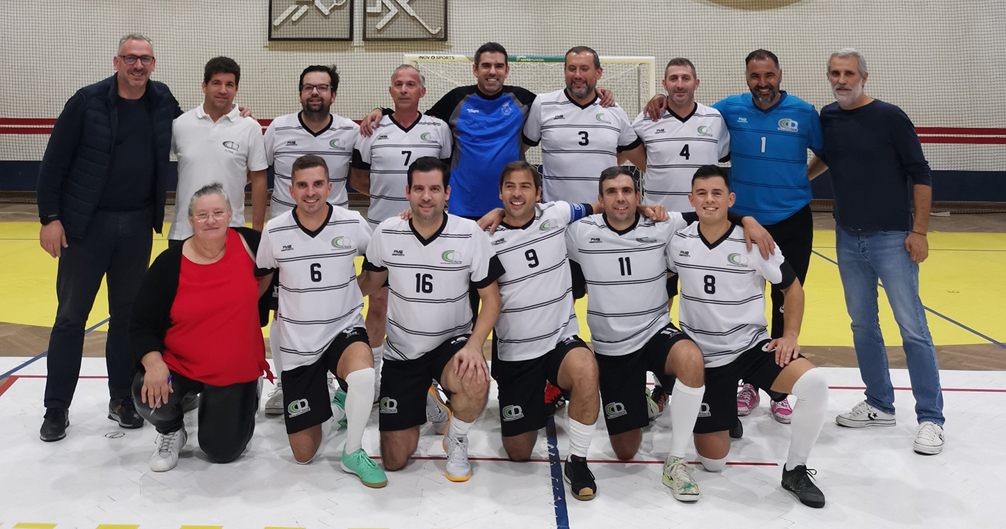 equipa de futsal do ccd sertã alinhada antes de um jogo