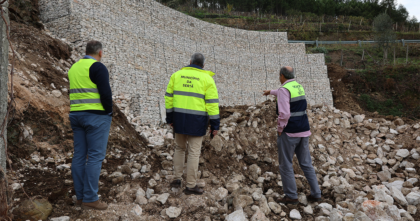 Presidente da Câmara, Vereador e Engenheiro analisam obra de requalificação do muro de sustentação.