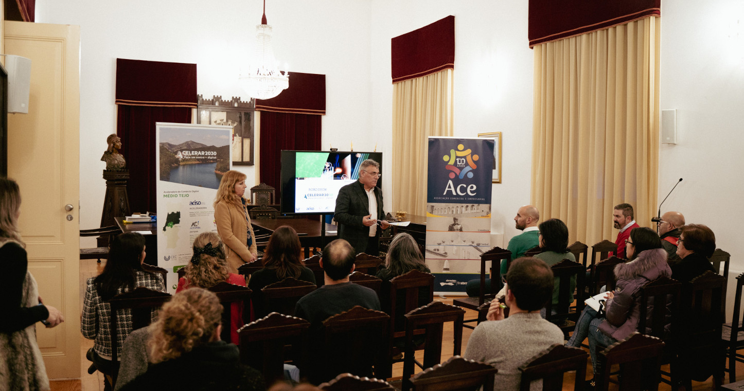 pessoas reunidas no Salão Nobre da Câmara Municipal da Sertã