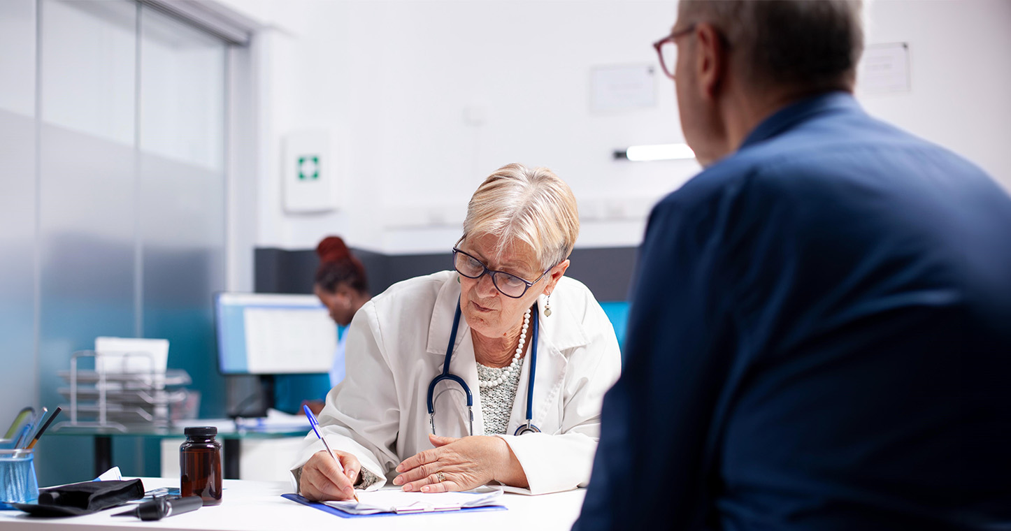 Médica em consulta - Foto Freepik